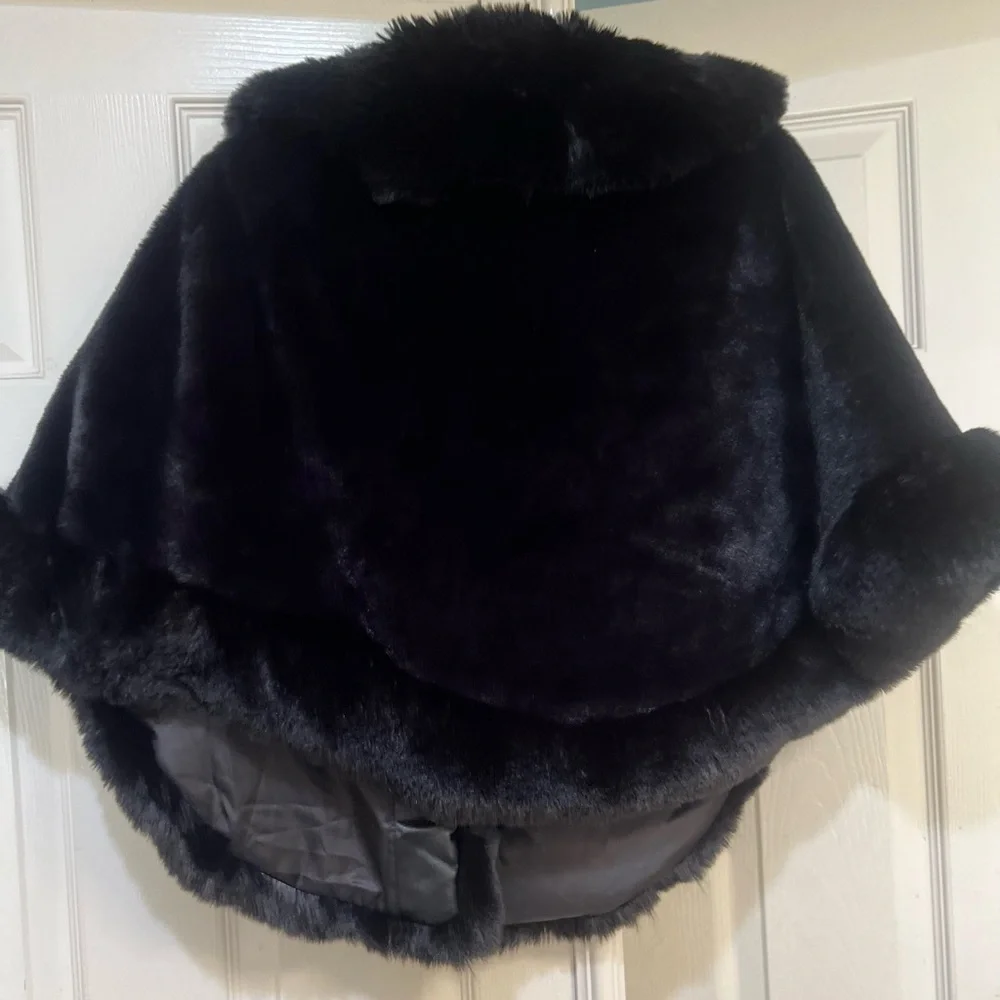 La Fiorentina Black Faux Fur Poncho wrap shawl One Size old money fall winter